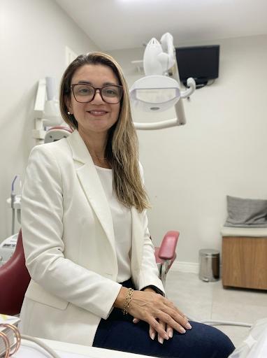 Dra. Daniele Tavares em seu consultório odontopediátrico na Tijuca, Rio de Janeiro